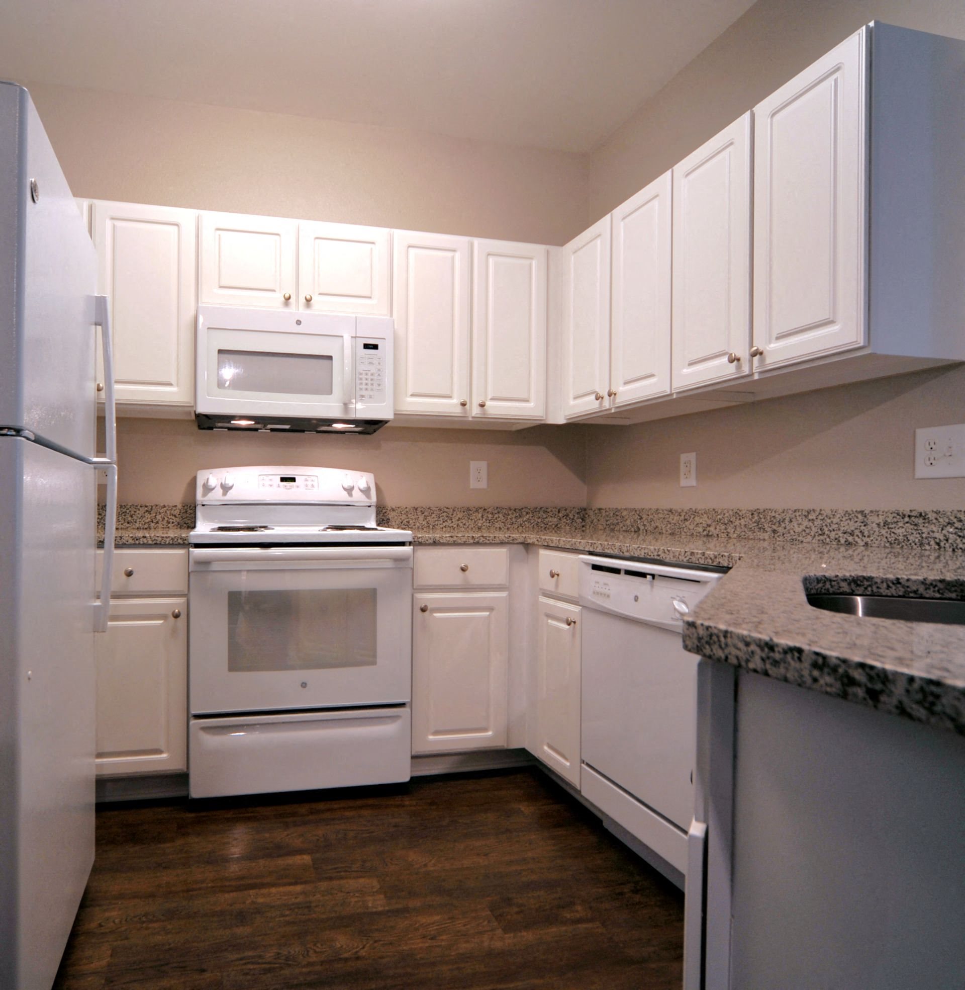 Interiors Apartments near Branch Avenue Metro Green Line with Upgraded Kitchens